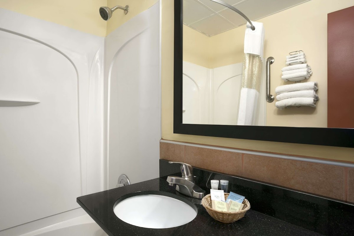 Travelodge by Wyndham Cleveland Lakewood photo 3