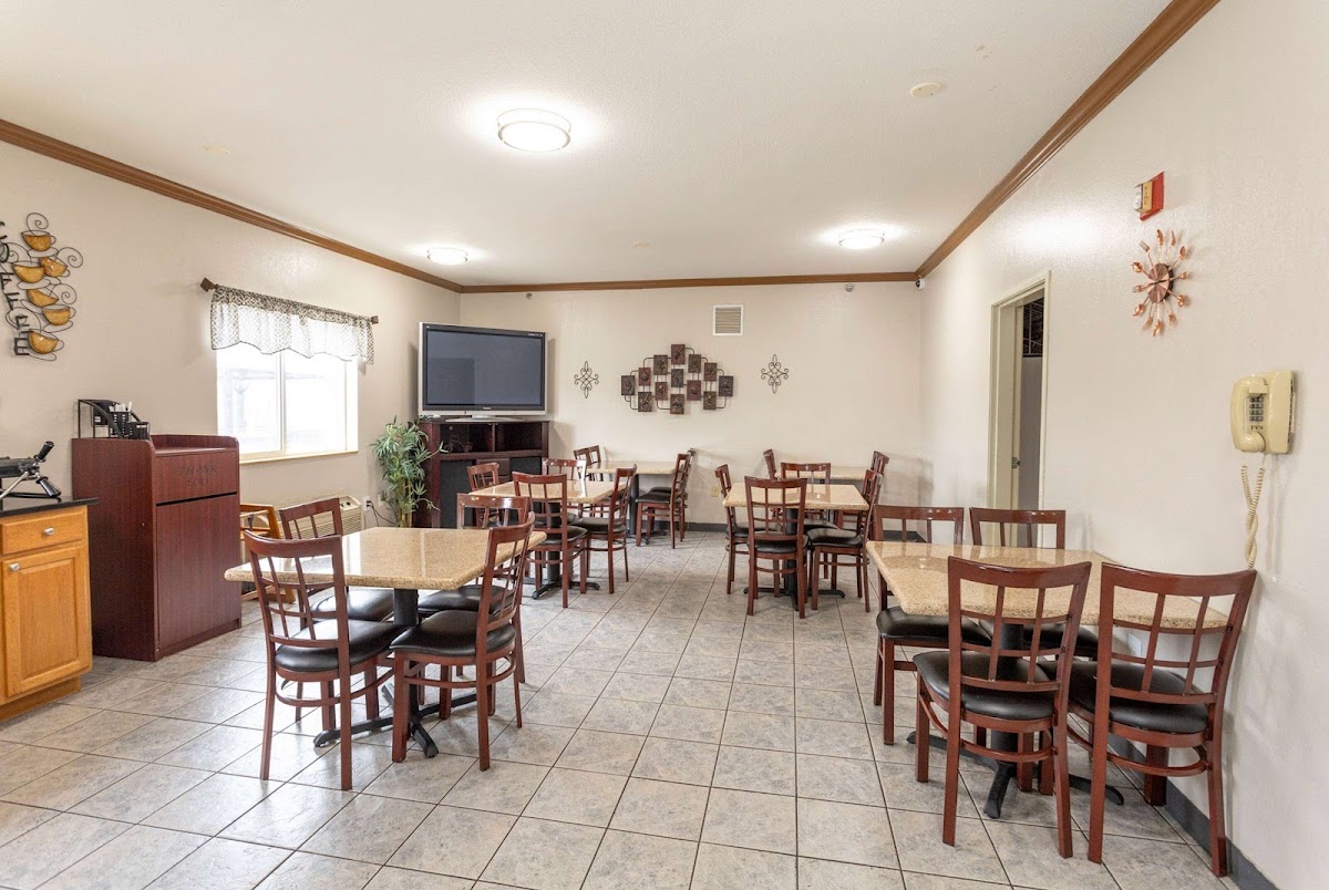 Super 8 by Wyndham Big Rapids photo 3
