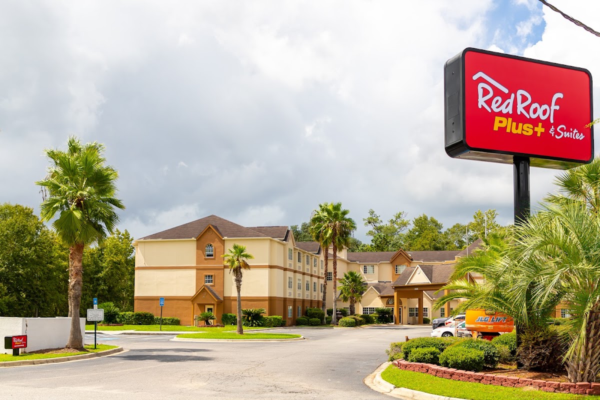 Red Roof PLUS+ & Suites - Savannah I-95 photo 2