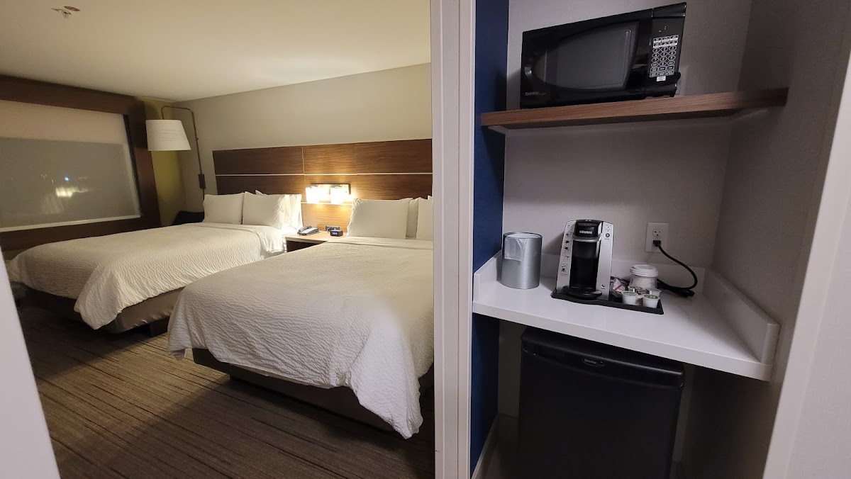 Holiday Inn Express & Suites Milwaukee - West Allis, an IHG Hotel photo 3