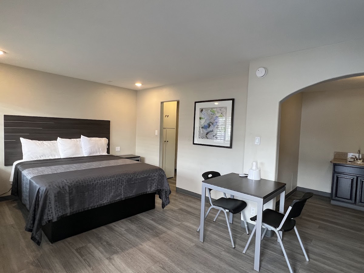 Cloud 9 Motel - Newly Renovated