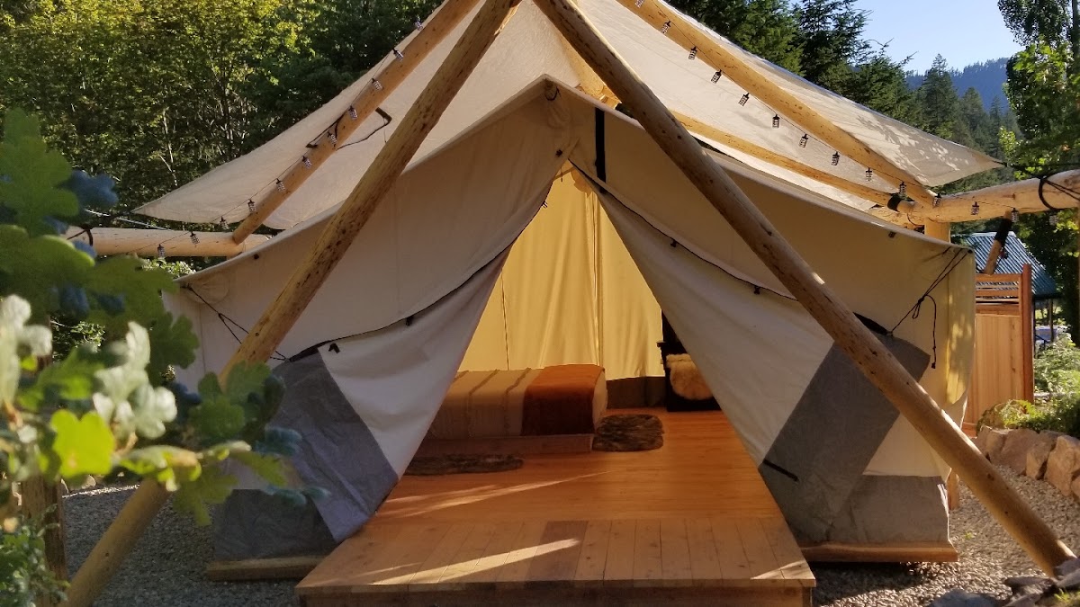 Umpqua's Last Resort - Wilderness Cabins, RV Park and Glamping photo 3