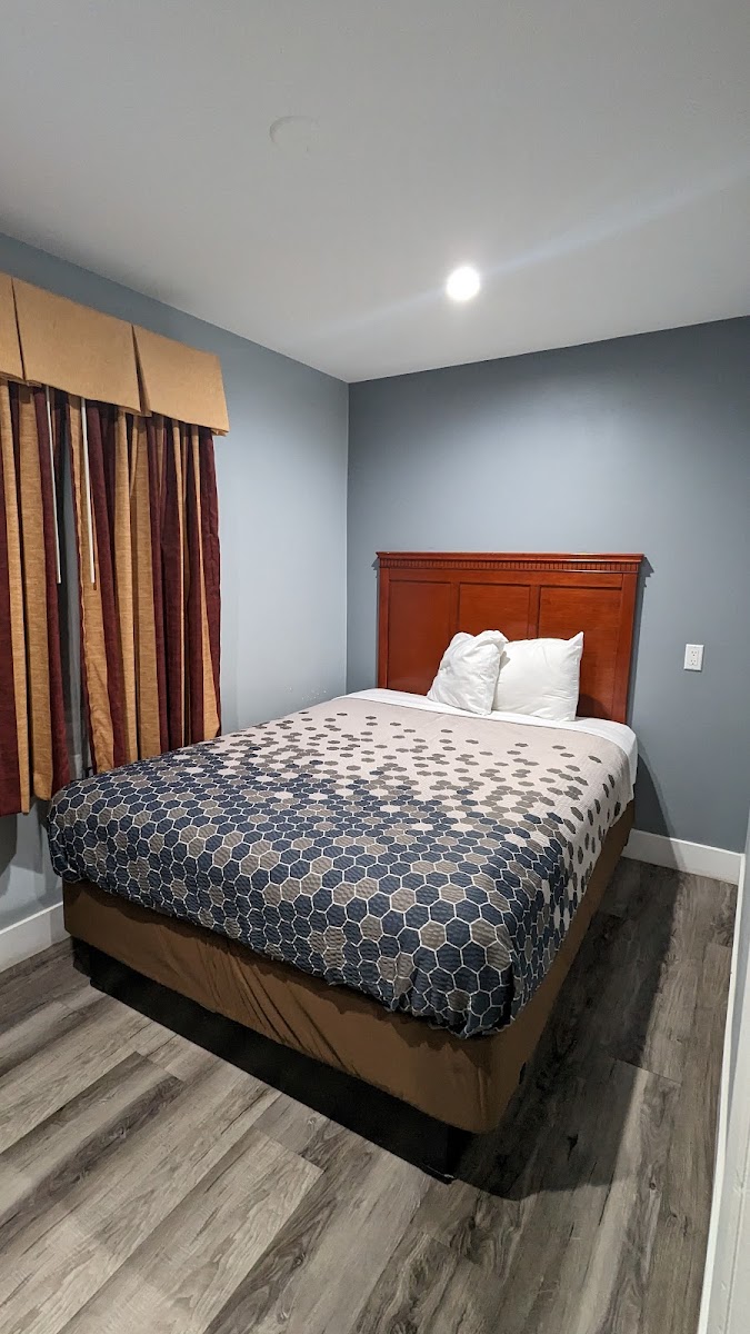 Redondo Inn & Suites photo 2