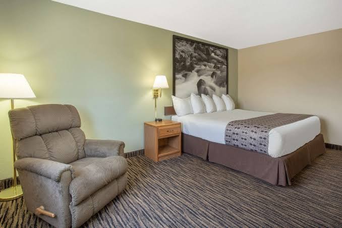 Super 8 by Wyndham Lewistown photo 3