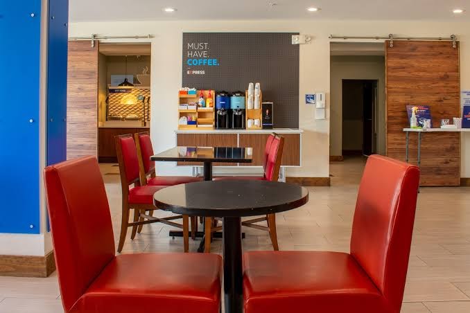 Holiday Inn Express & Suites Yorkville by IHG photo 2