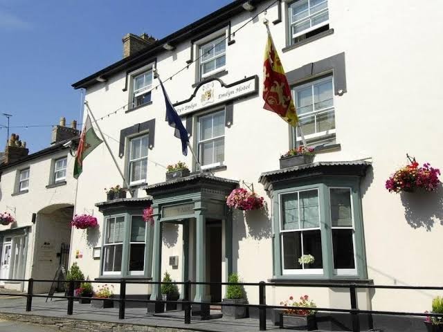 Gwesty'r Emlyn Hotel