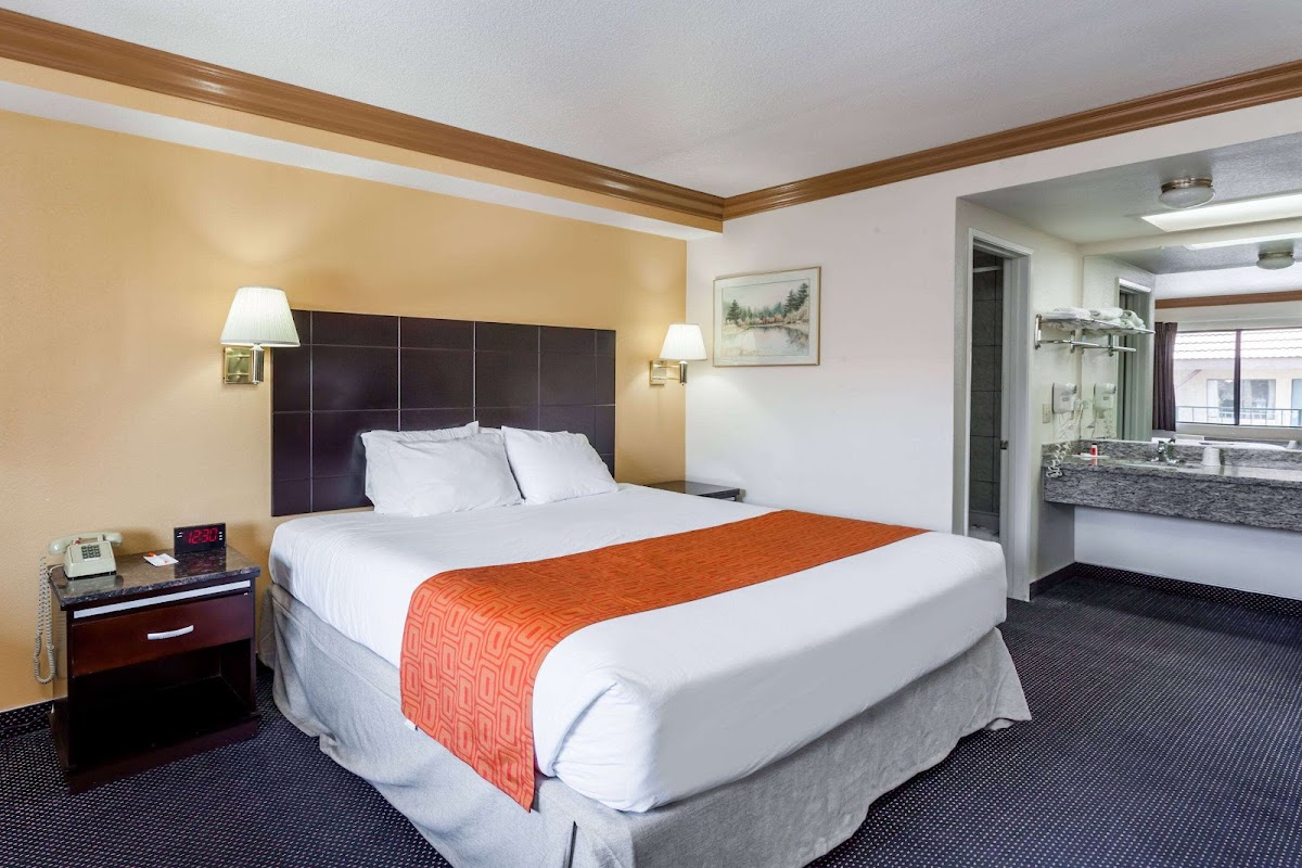Howard Johnson by Wyndham Norco photo 2