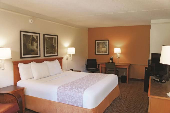 Baymont by Wyndham Houston La Porte photo 2
