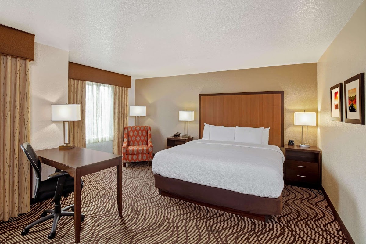 La Quinta Inn & Suites by Wyndham Las Vegas Red Rock photo 2