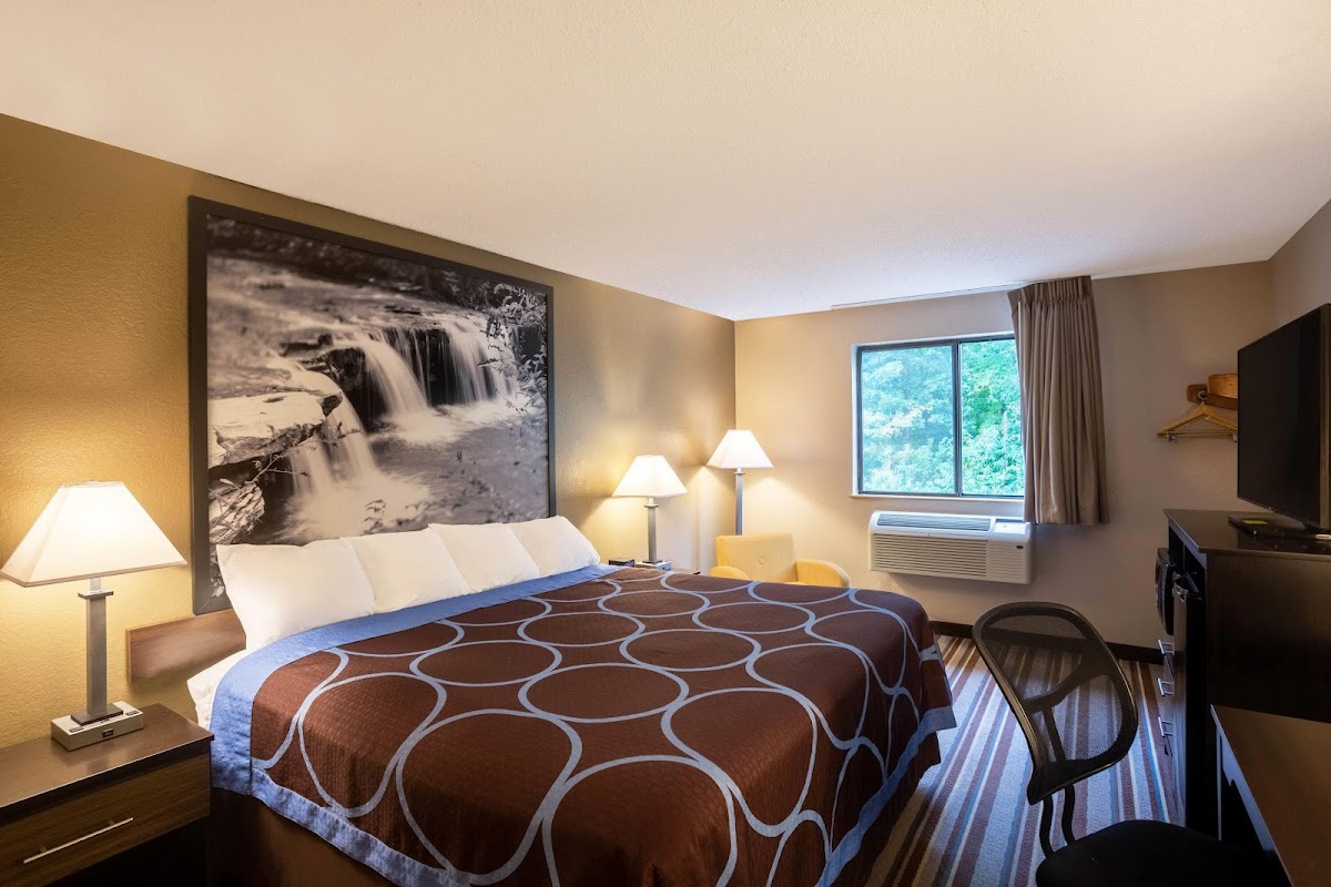 Super 8 by Wyndham Elkins photo 2
