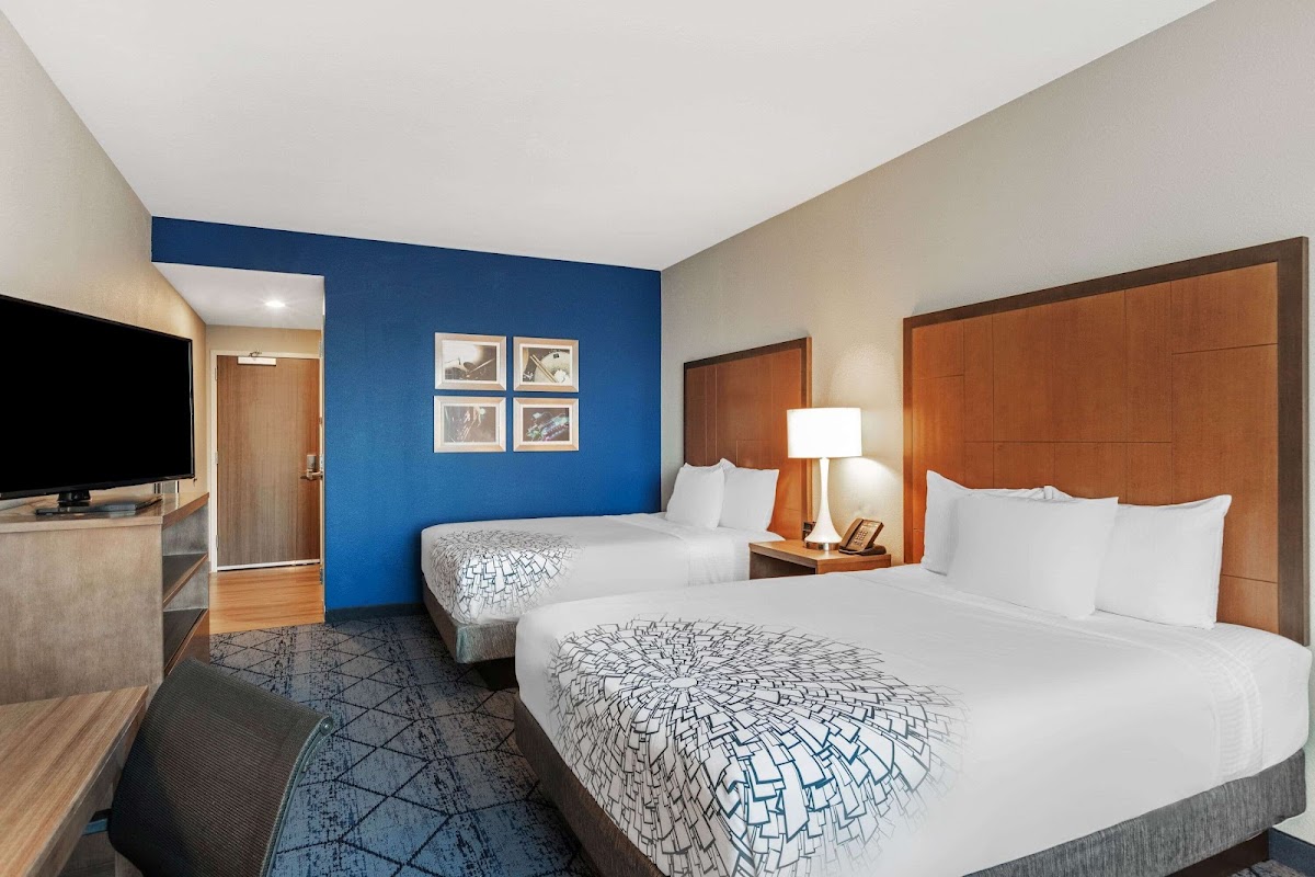 La Quinta Inn & Suites by Wyndham Kansas City Beacon Hill photo 2