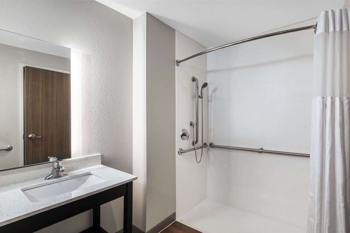 La Quinta Inn & Suites by Wyndham Kansas City Beacon Hill photo 3