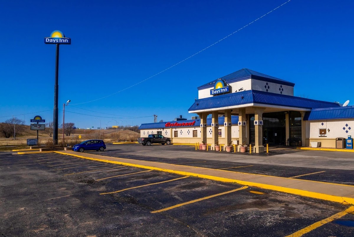 Days Inn by Wyndham Clinton photo 3
