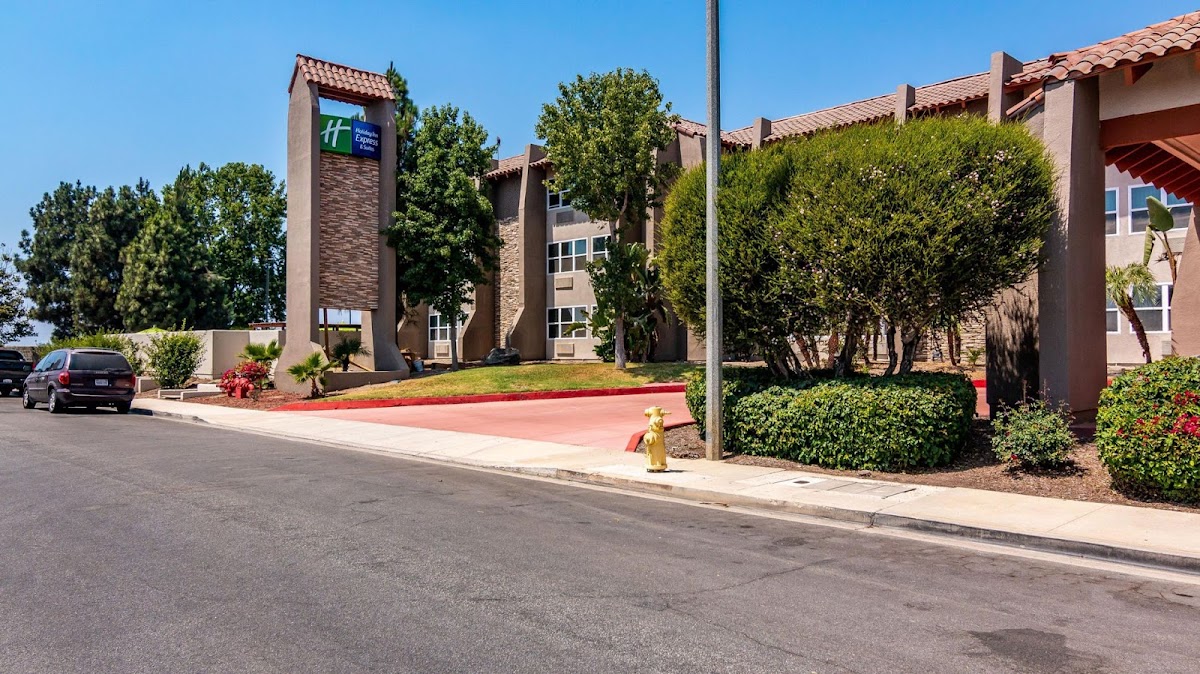 Holiday Inn Express & Suites Camarillo by IHG