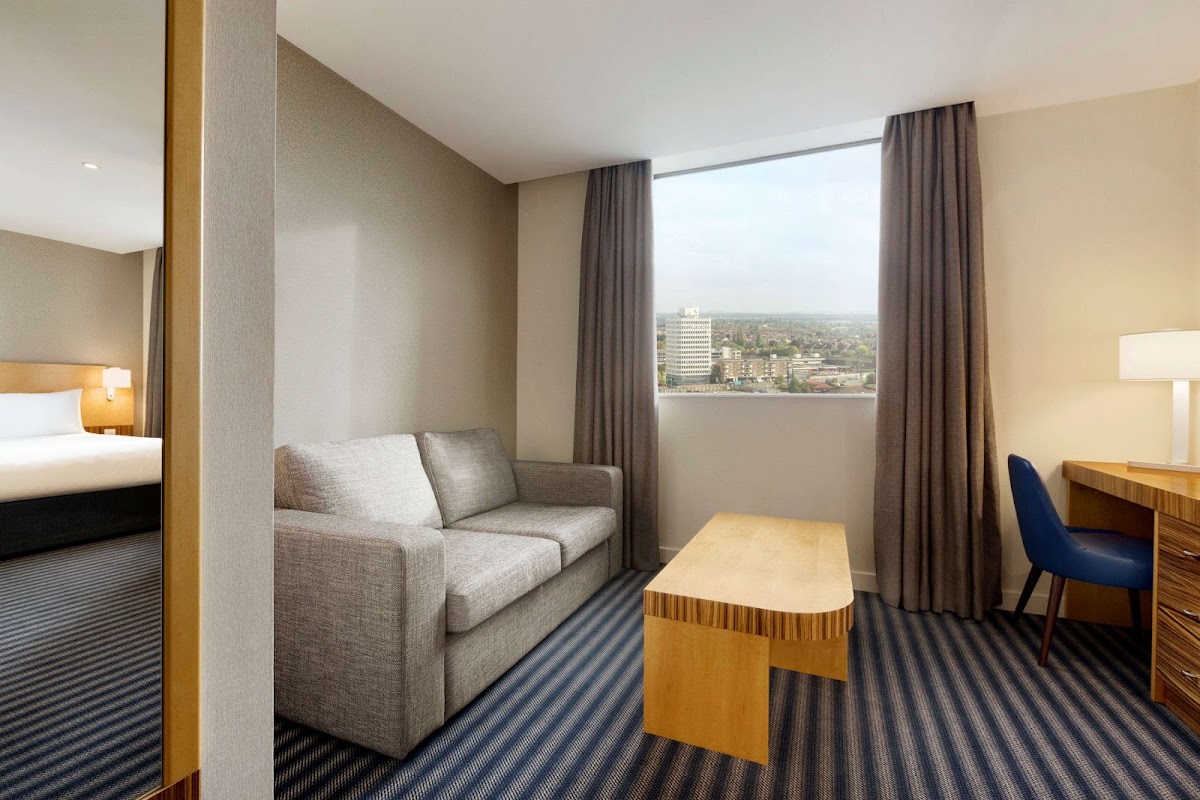 Ramada Hotel & Suites by Wyndham Coventry photo 2