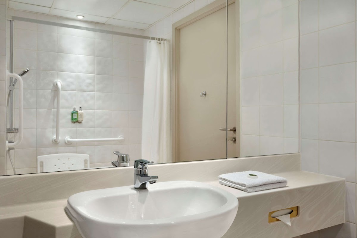 Ramada Hotel & Suites by Wyndham Coventry photo 3
