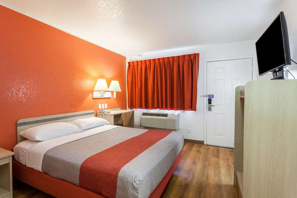 Motel 6 Sacramento, CA - Downtown photo 2
