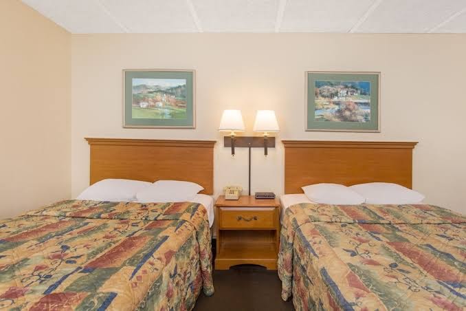 GARDEN INN Fredericksburg - South photo 2