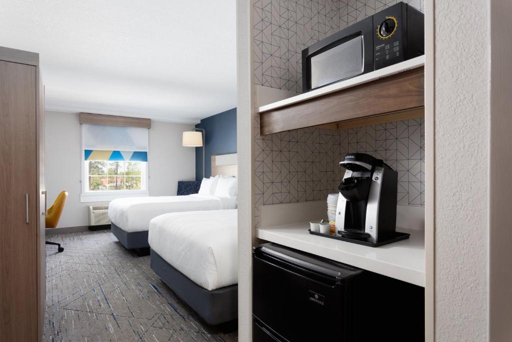 Holiday Inn Express & Suites Williamsburg by IHG photo 2
