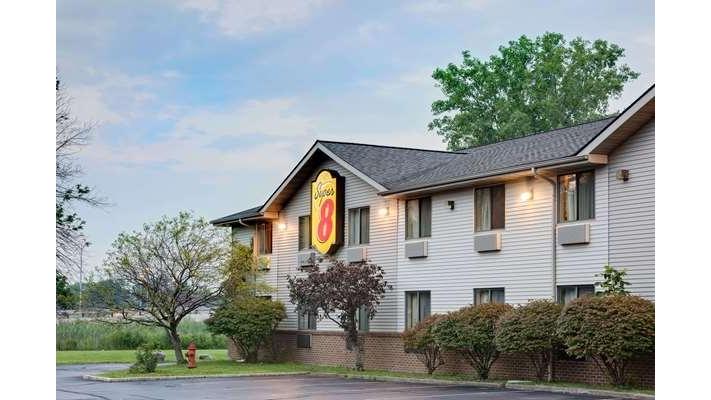 Super 8 by Wyndham Mentor/Cleveland Area