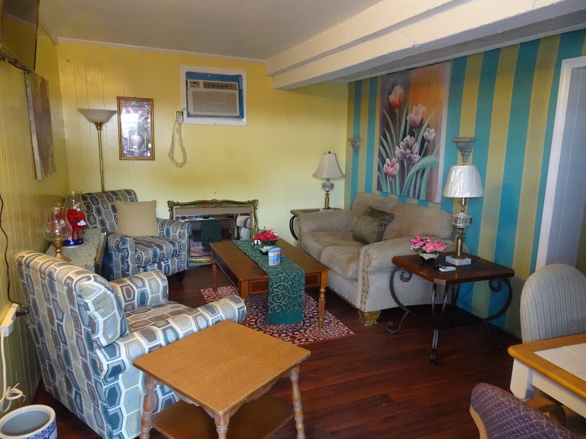 E and E Motel photo 3