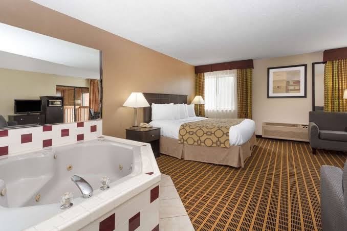 Baymont by Wyndham Harvard photo 2