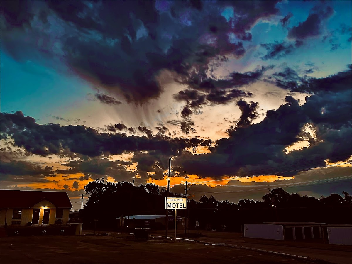 Sunflower Motel Hiawatha By OYO photo 3
