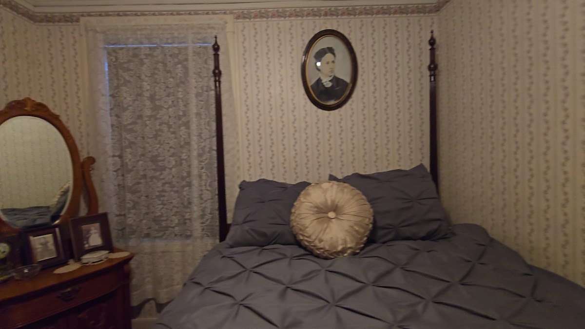 Lizzie Borden House (A Bed and Breakfast & Museum)