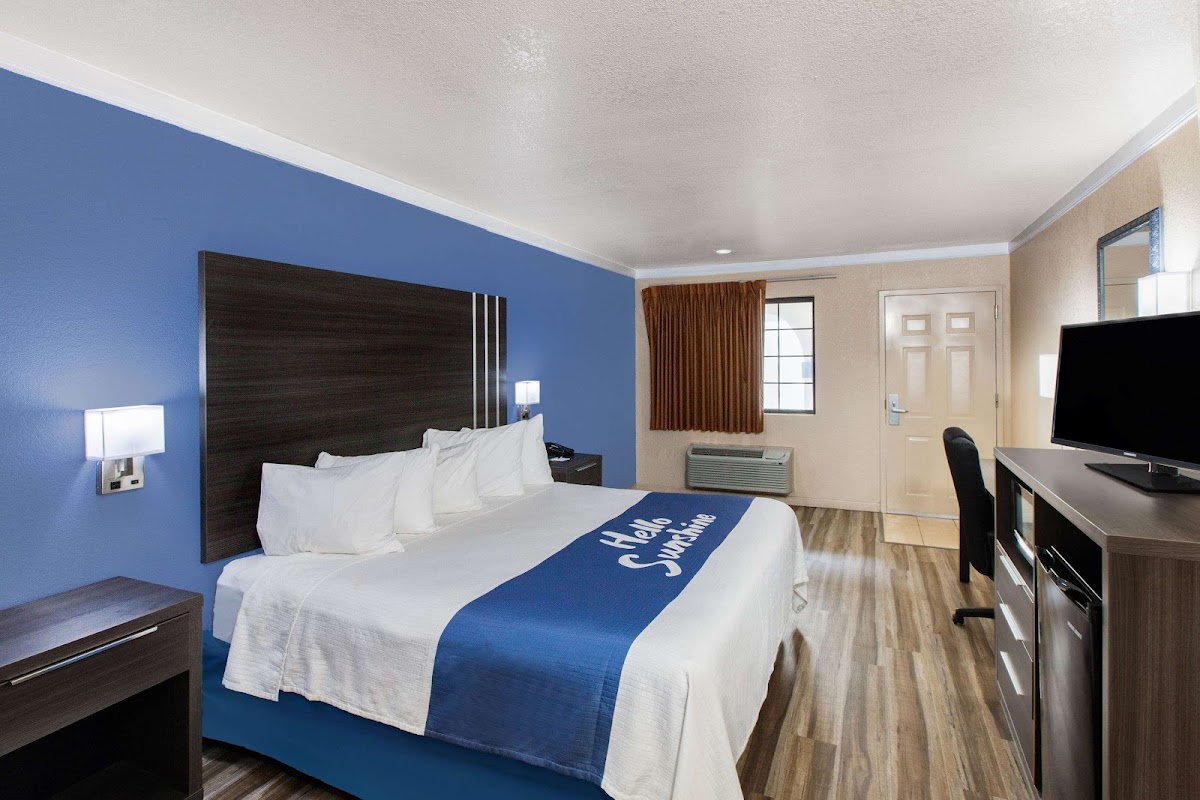 Days Inn & Suites by Wyndham Braunig Lake photo 2