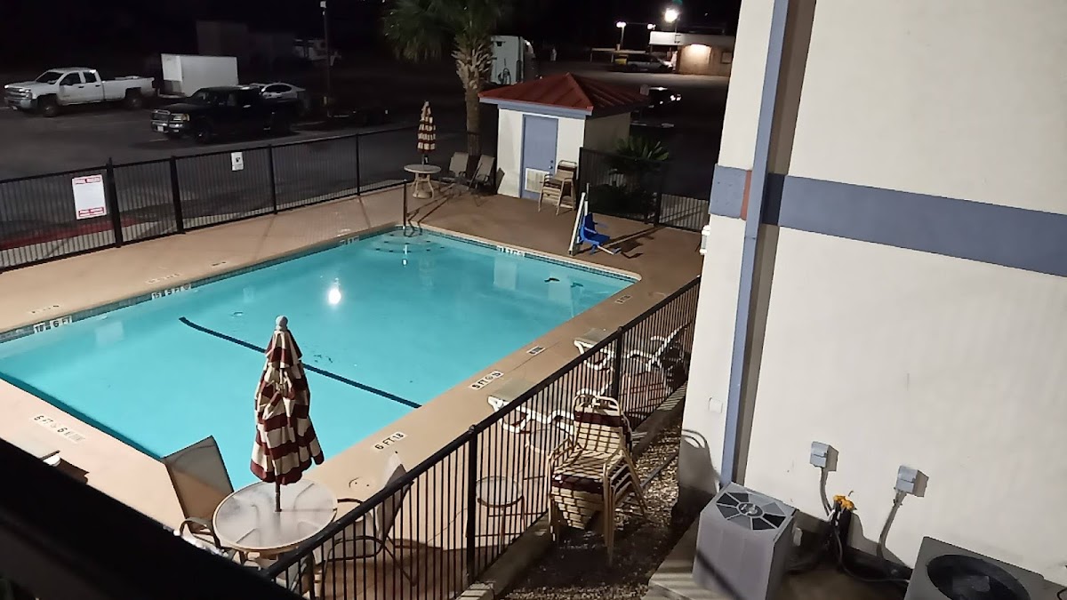 Days Inn & Suites by Wyndham Braunig Lake photo 3
