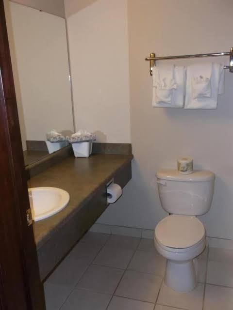 Foxwood Inn & Suites photo 3