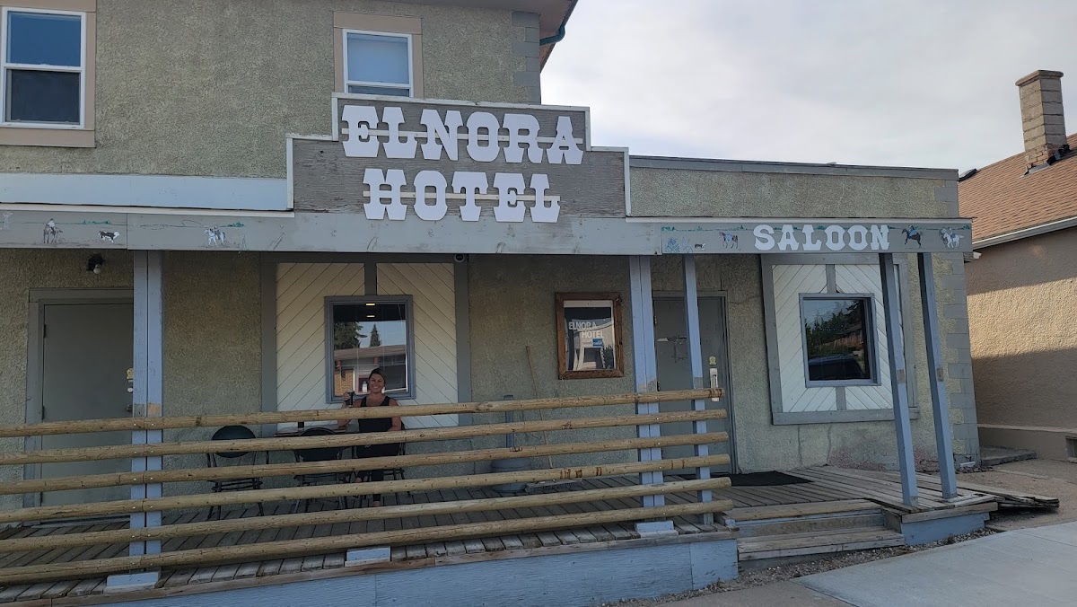 Elnora Hotel