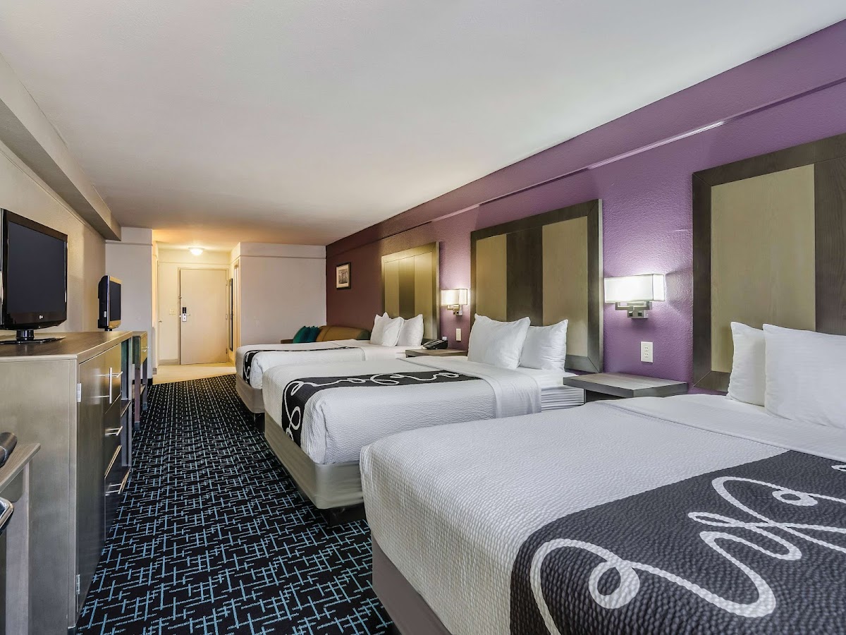 La Quinta Inn & Suites by Wyndham Kansas City Airport photo 2