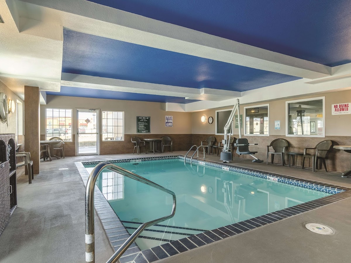 La Quinta Inn & Suites by Wyndham Kansas City Airport photo 3