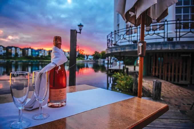 The Mitre Hotel, Hampton Court photo 2