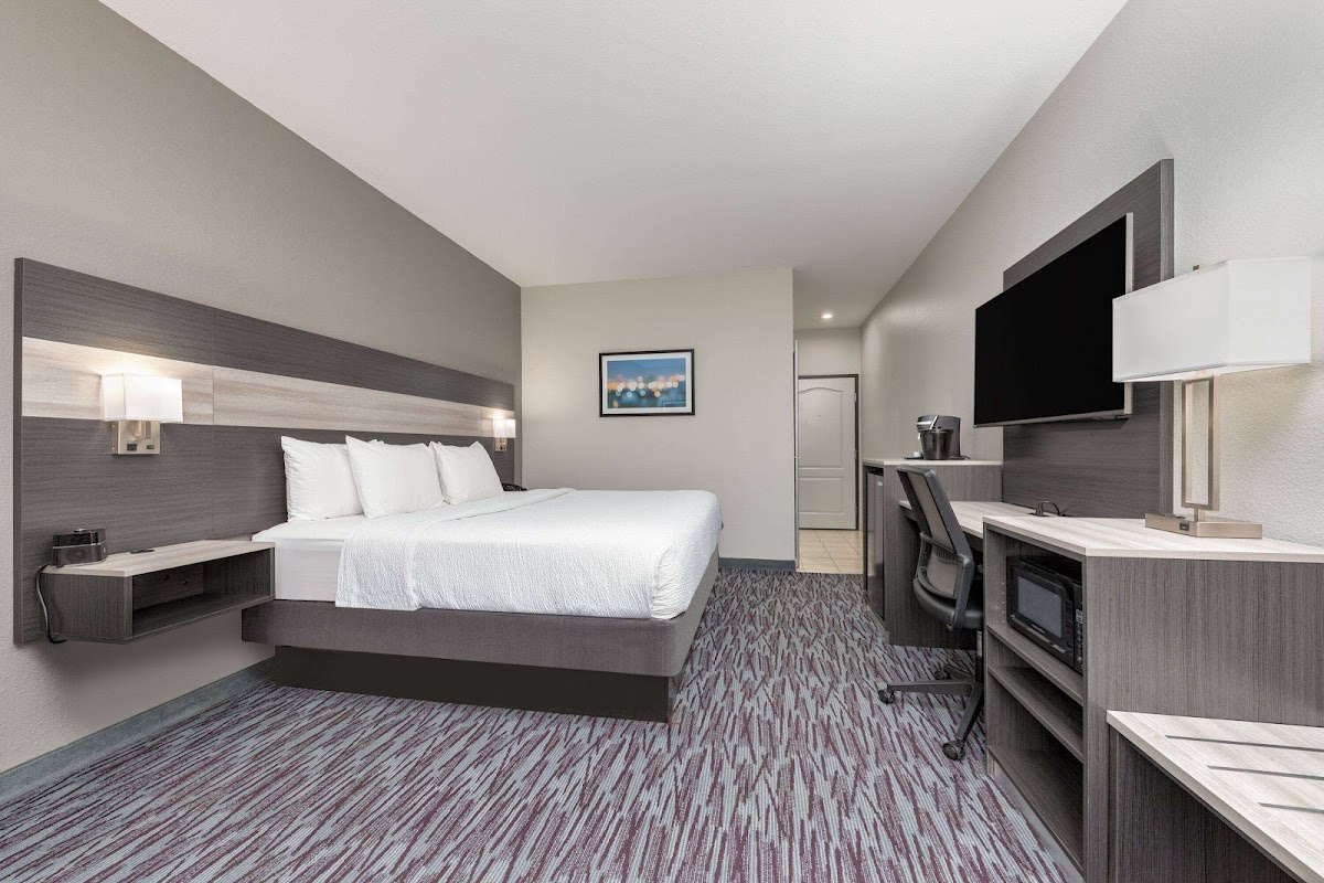La Quinta Inn & Suites by Wyndham Allen at The Village photo 2