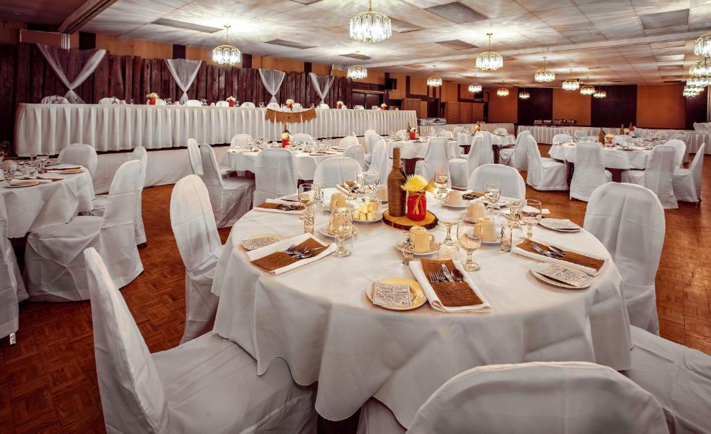Days Inn and Conference Center by Wyndham Camrose Norsemen photo 3