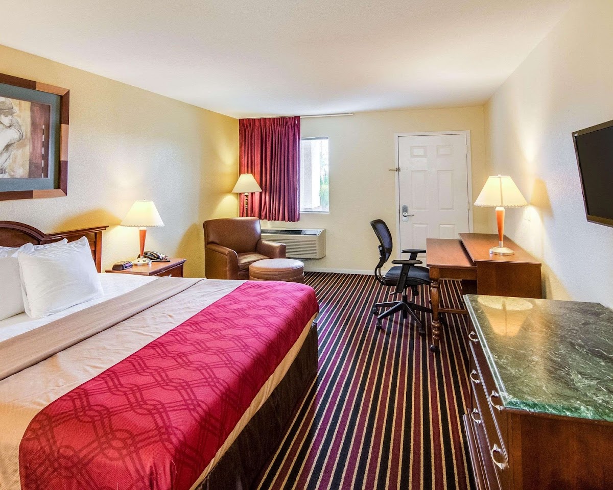 Rodeway Inn & Suites Hwy 290 NW photo 2