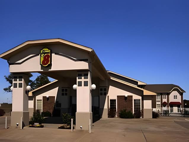 Boarders Inn & Suites by Cobblestone Hotels - Lamar