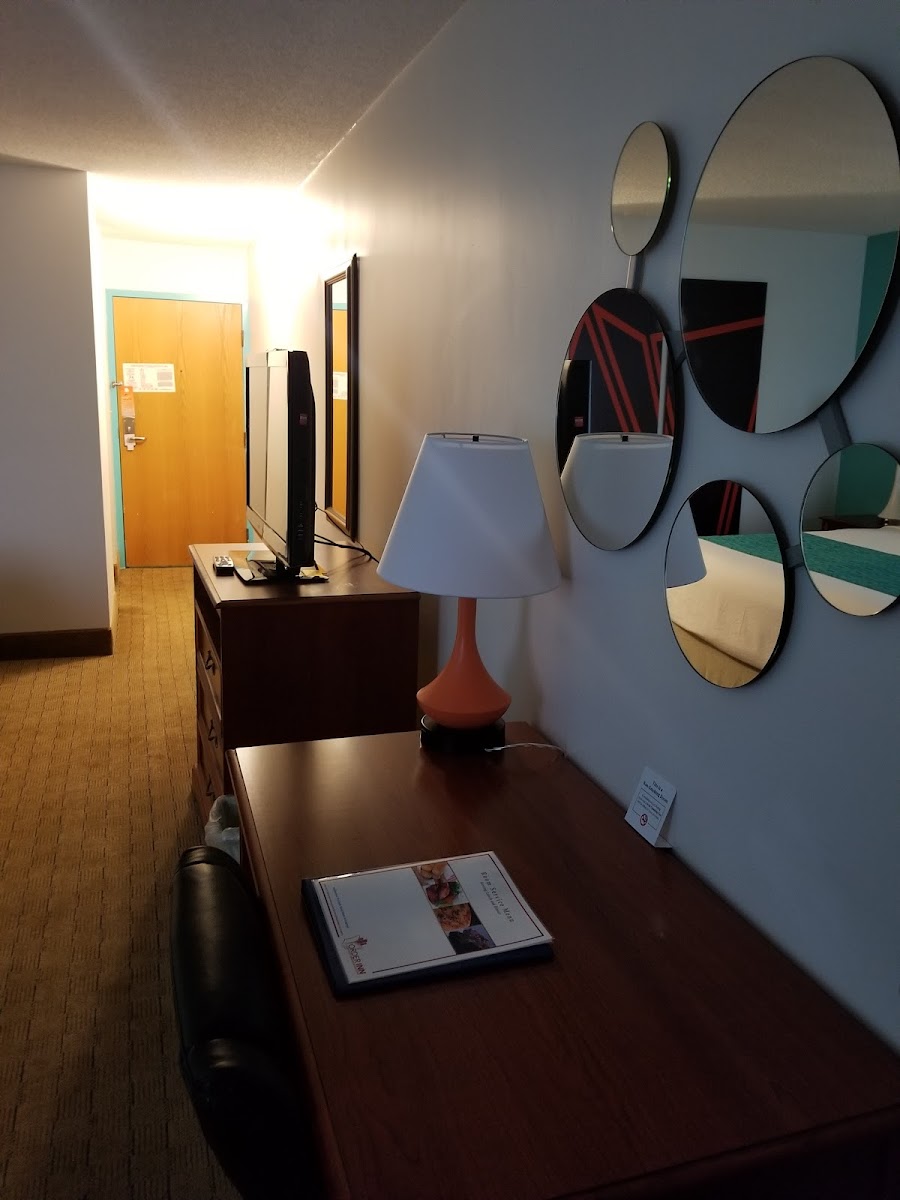 Howard Johnson by Wyndham Evansville East photo 2