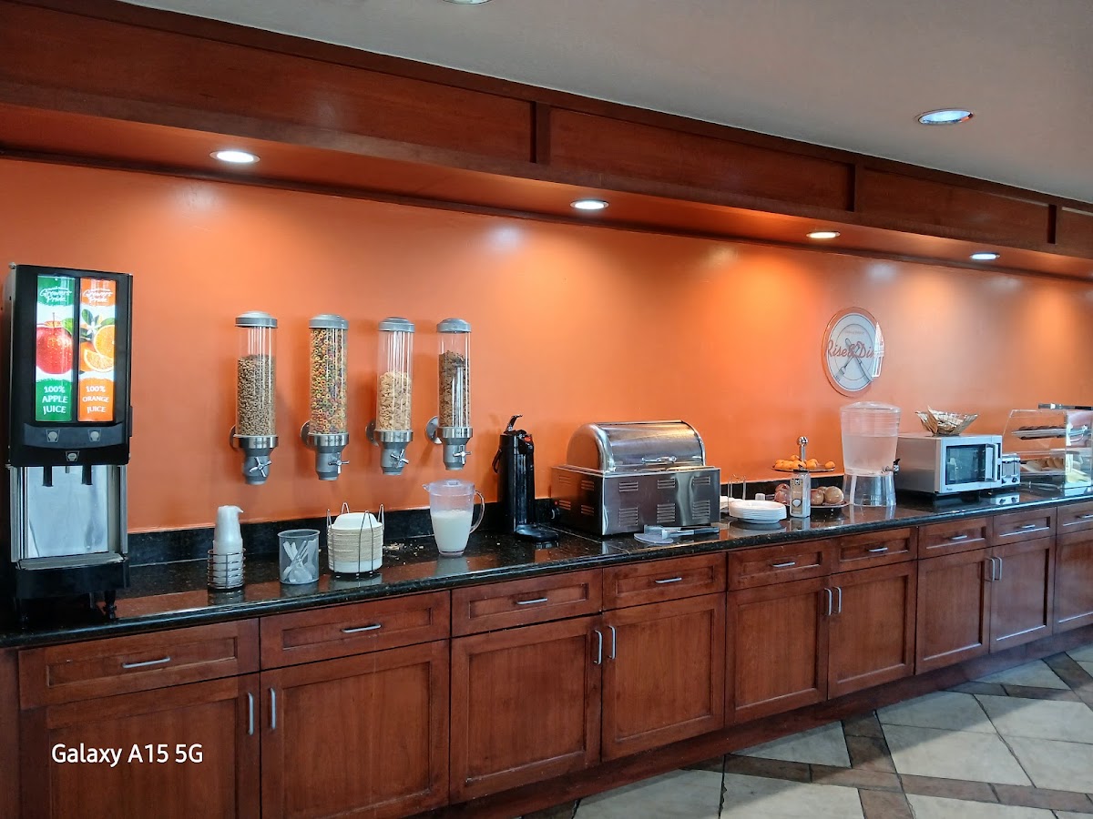 Howard Johnson by Wyndham Evansville East photo 3