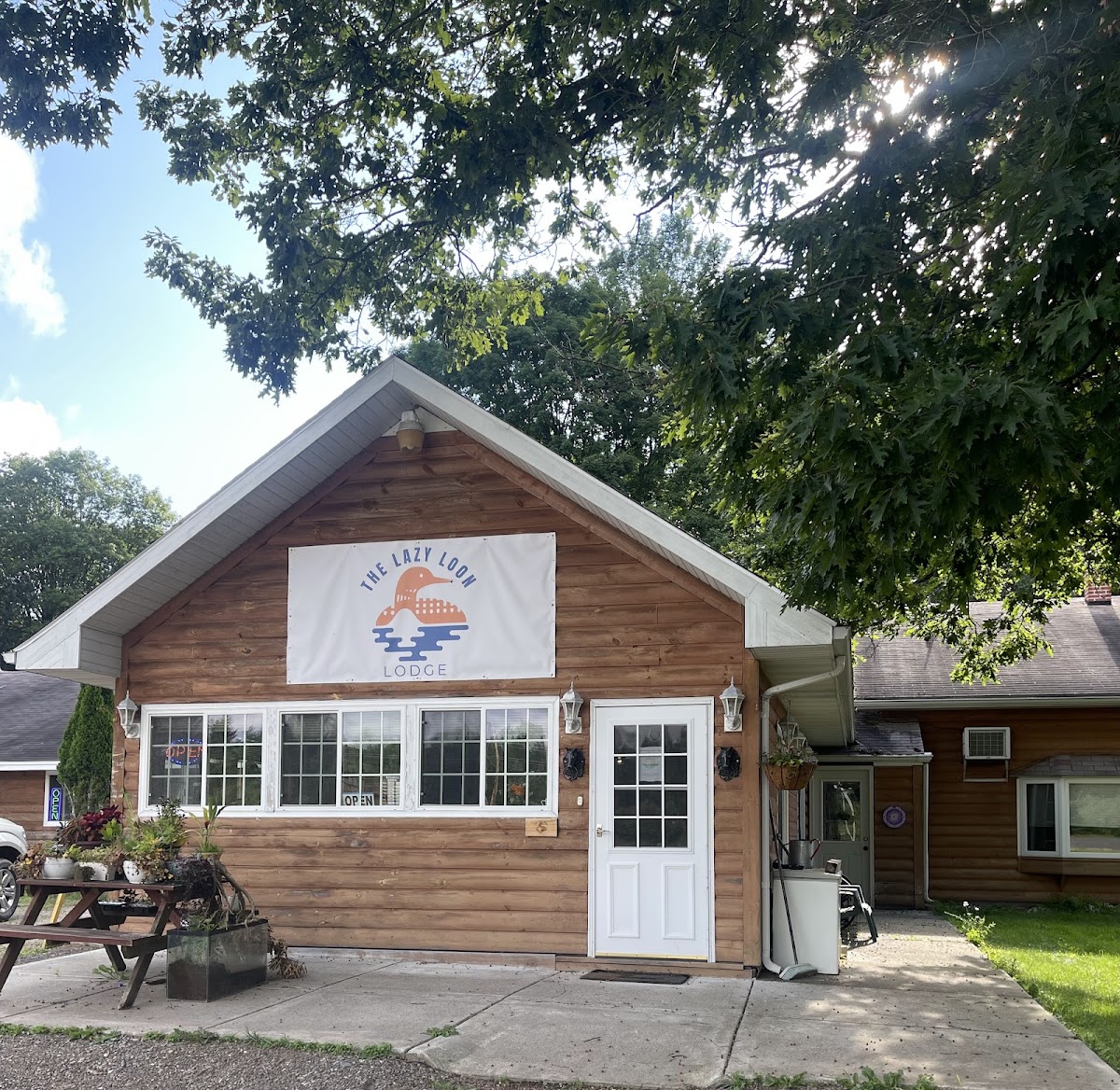 Lazy Loon Lodge