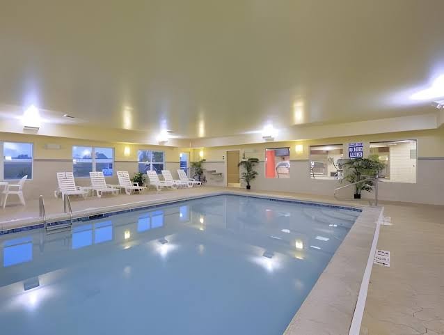 Country Inn & Suites by Radisson, Rossford - Toledo South photo 3
