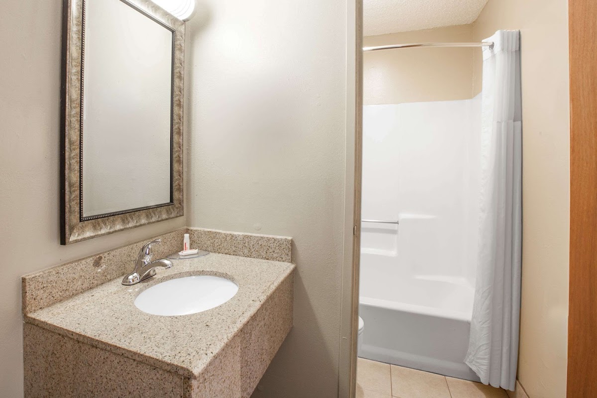 Super 8 by Wyndham Natchitoches photo 3