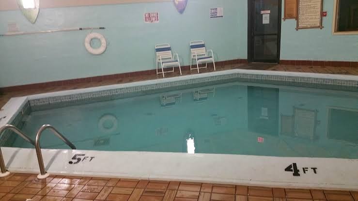 Red Roof Inn & Suites Hermitage photo 3
