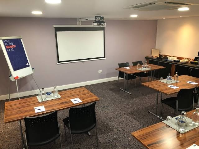 Holiday Inn Express London Gatwick–Crawley photo 2
