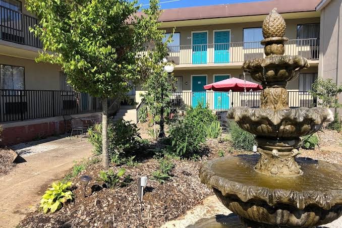 Cascades Inn