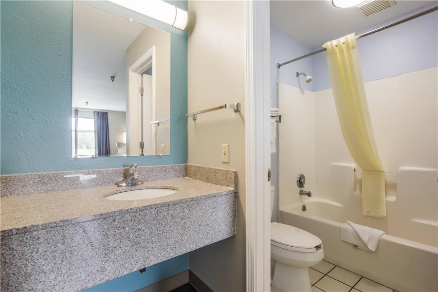 Econo Lodge Inn & Suites Brooks - Louisville South photo 3