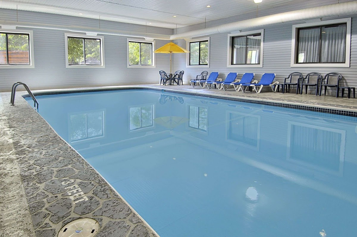 Super 8 by Wyndham Bridgeview of Mackinaw City photo 3