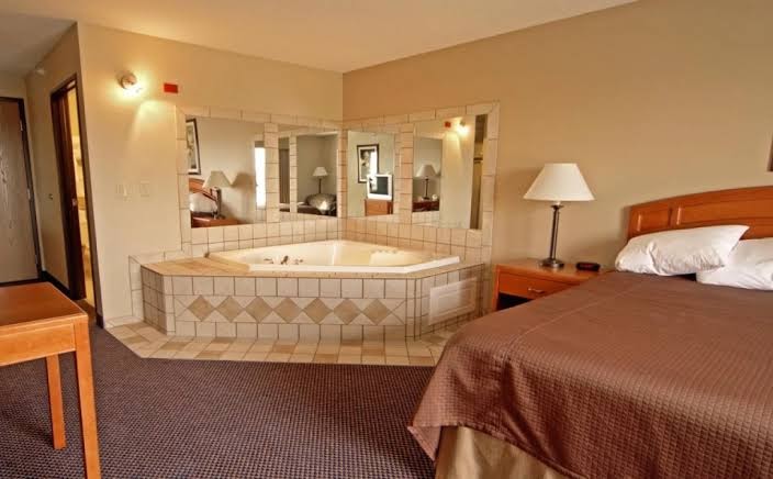 Paola Inn and Suites photo 2